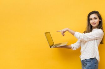 Девушка с ноутбуком на желтом фоне